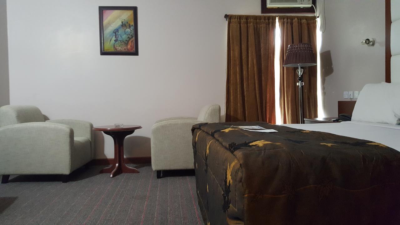 Denis Hotel Abuja Mobushipe Екстериор снимка