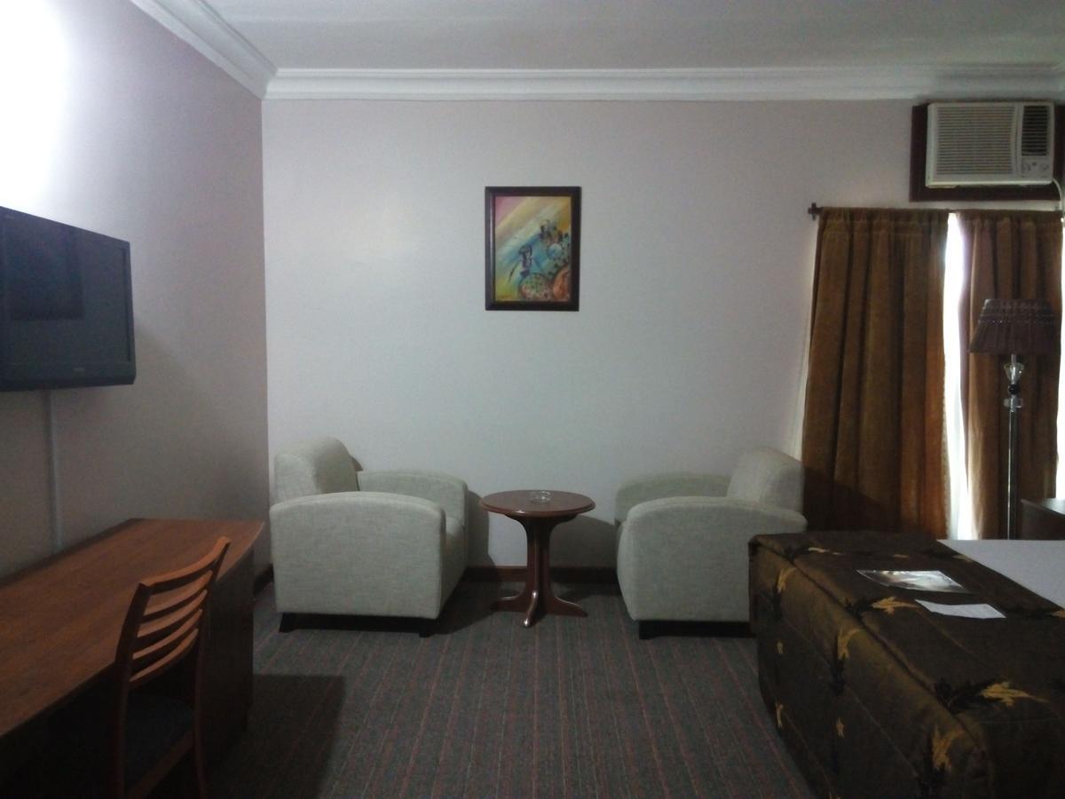 Denis Hotel Abuja Mobushipe Екстериор снимка