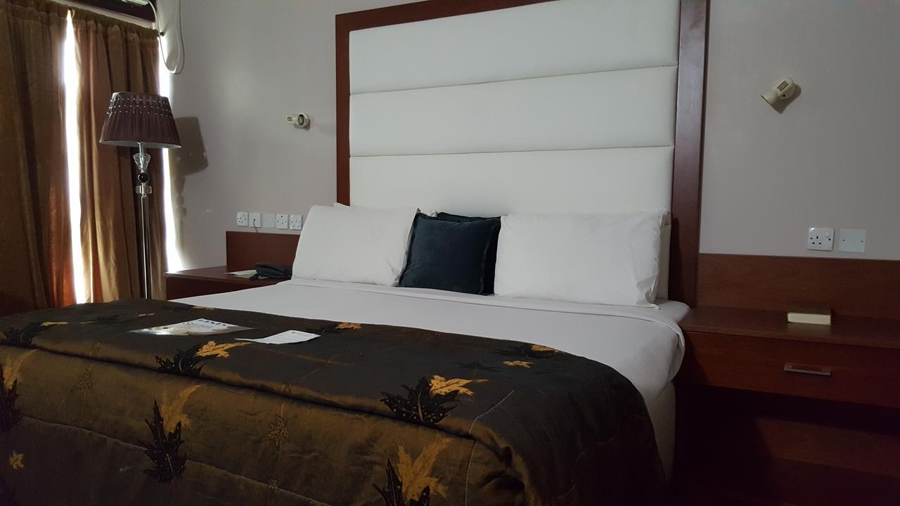 Denis Hotel Abuja Mobushipe Екстериор снимка